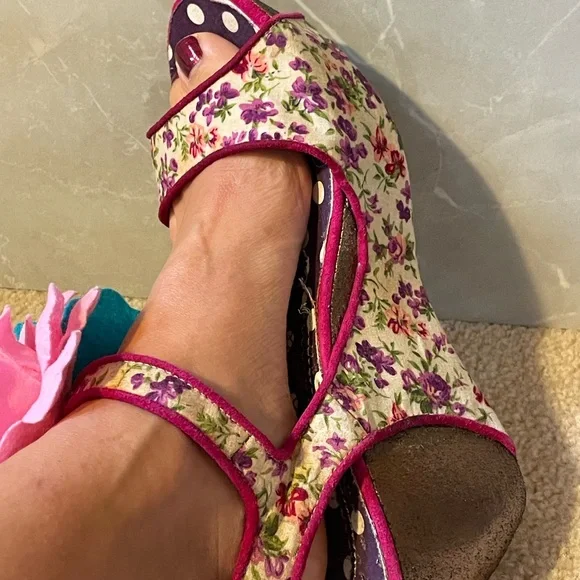 Irregular Choice Floral and Polka Dot Women's Wedge Sandal, size US 9 - Picture 4 of 15